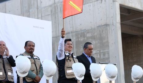  Noel López ondeando la bandera de inicio de obra.