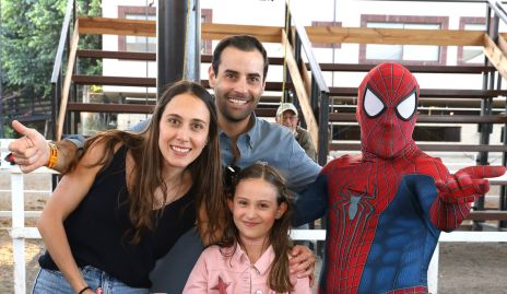  familia de Fer con Spiderman.