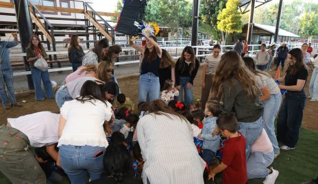  Rompiendo la piñata.