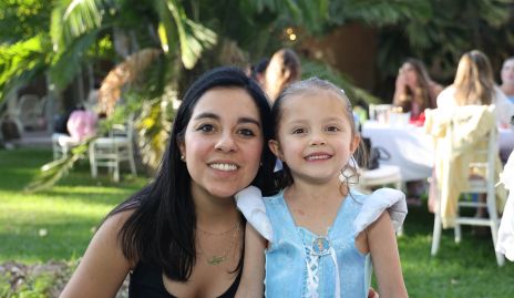  Kaori Shiguetomi y Paulina Medina.