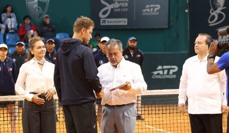  Juan Alberto Martínez, Presidente del Consejo de Administración del Club Deportivo Potosino, premiando a James Duckworth, segundo lugar del Banorte Tennis Open 2026.