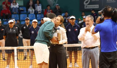  Guadalupe Ruiz Montoya, Directora Regional de Grupo Financiero Banorte premiando al Campeón del Banorte Tennis Open 2026 Nicolás Mejía.
