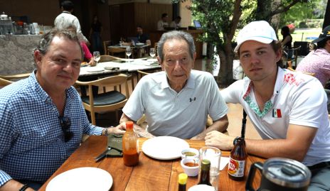  Manolo Cué, Oscar Vargas y Nicolás Cué.