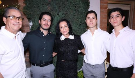  Alejandro Sánchez y Adriana Espinosa con sus hijos Alejandro, Santiago y Adrián Sánchez Espinosa.