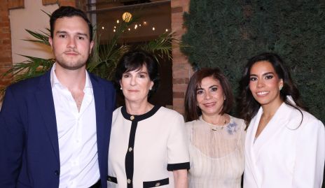 Los novios con sus mamás, Pancho Loza y Susana Andrés, Adriana Sánchez y Ale Martínez .