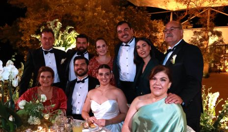  Los recién casados con sus papás y hermanos, Arturo Zapata, Arturo Zapata, Andrea Díaz Infante, Walter González, Martha González, Walter González, Bertha Navarro, Joserra González, Ximena Zapata y Martha Jaimes.