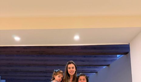  Fernanda Pérez con sus hijas Lucía y Javiera.