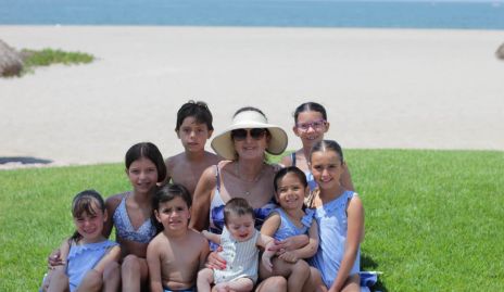  Marus Hernández con sus nietos.