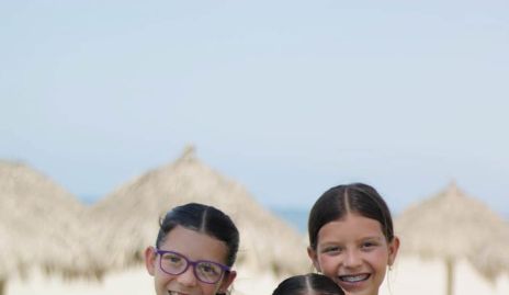  Gaby e Isa Molina con su prima Ana Victoria Labastida.