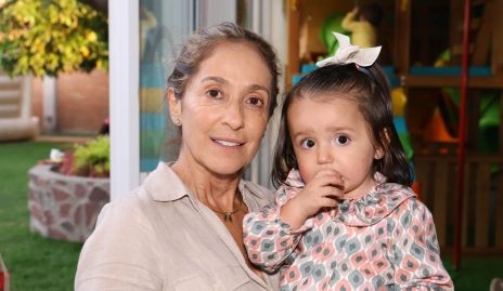  Mónica Gaviño con su nieta Triana Serrano.