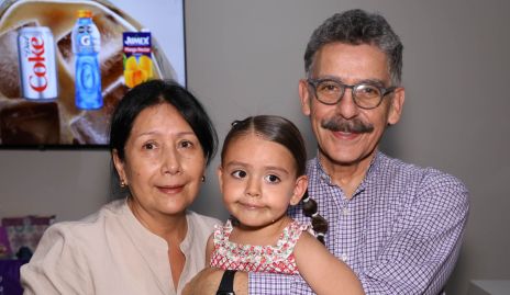  Leticia Ruiz y Andrés Azcárate con su nieta Lucila.