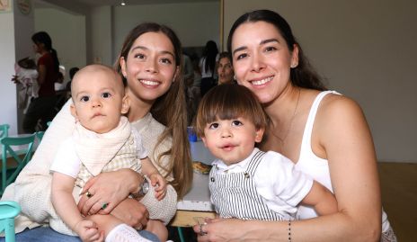  Natalia Gaviño y Michell Cano con Nicolás y Álvaro Gómez.