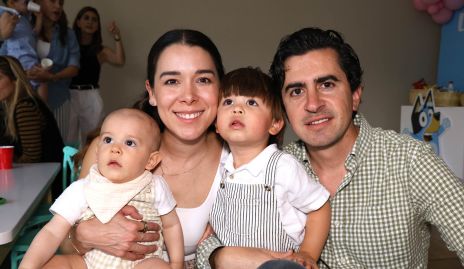  Michell Cano y Memo Gómez con sus hijos Nicolás y Álvaro.