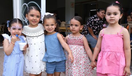 Lucila Azcárate con su hermana Cayetana y sus amigas.
