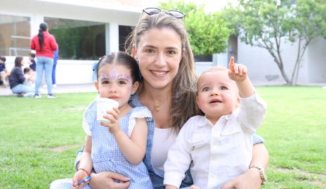 María José Hernández con sus hijos Alenca y Paulo Chevaile.