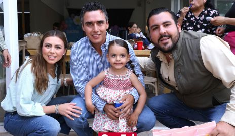  Alexa Cárdenas, Xavier Azcárate y Emilio Gómez con Lucila.