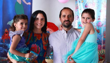  Ale Torres y Guillermo Romo con sus hijas Paula y Nerea.