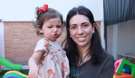  Cristina Lorca con su hija Emilia.