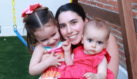  Paola Córdova con sus hijas Cayetana y Macarena.