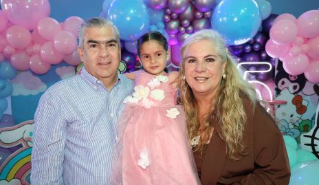  Germán González y Maru Vilet con su nieta Ale.