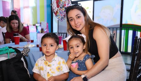  Laura Medellín con sus hijos .