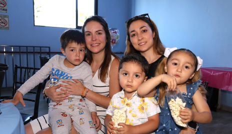  Fernanda Wallen y Laura Medellín con sus hijos.