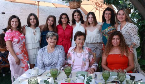  Margaret González con la familia Sánchez.