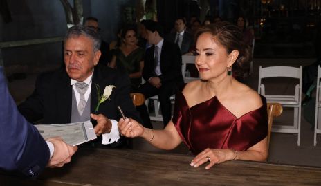   Luis Miguel Cabral y Edith Salinas, papás del novio.