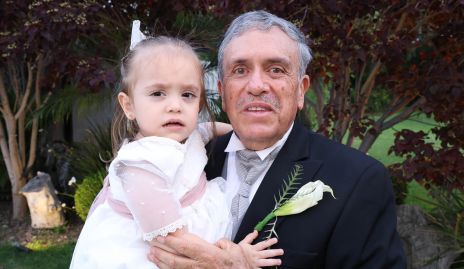  Luis Miguel Cabral con su nieta.