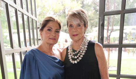  Mónica Guillén de López, mamá de la novia y Marisa Lascurain.