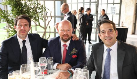  Alejandro Lomeli, José Antonio Morante y Warren Bufett.