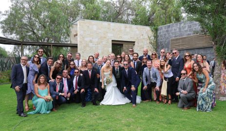  Los novios con la familia de Santiago.