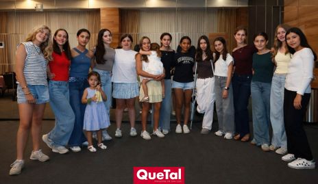  Hanni Torres Abud festejando su cumpleaños con sus mejores amigas.