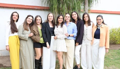  Ceci Dávila con sus mejores amigas.