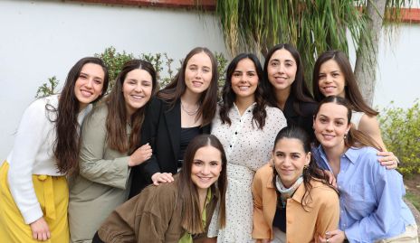  Ceci Dávila con sus mejores amigas.