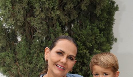 Toyita Villalobos con su nieto Alonso Duarte.