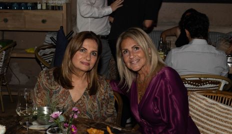  Mónica Guillén y Bety Ávila, mamás de los novios.