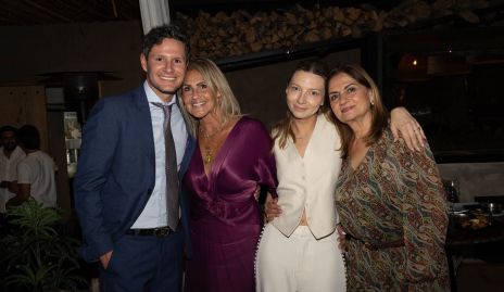  Santiago López y Gaby López con sus mamás Bety Ávila y Mónica Guillén.