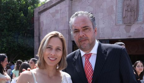  Begoña Martinez y José Alberto Apezteguía con sus hijas María y Camila.