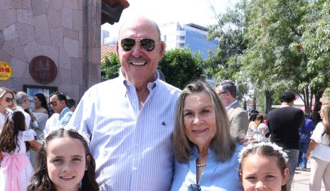  Ramón Martínez y Alba Edith Jaimes con sus nietas María y Camila.
