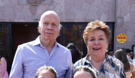  Miguel Apezteguía y Olivia Villarreal con sus nietas Camila y María.