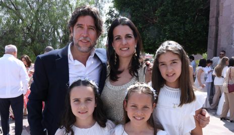  Mario Mercado y Sandra Villasuso con María, Camila y Eugenia.
