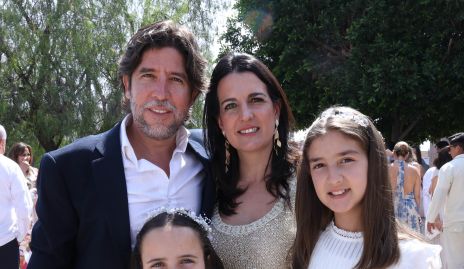  Mario Mercado y Sandra Villasuso con María y Eugenia.