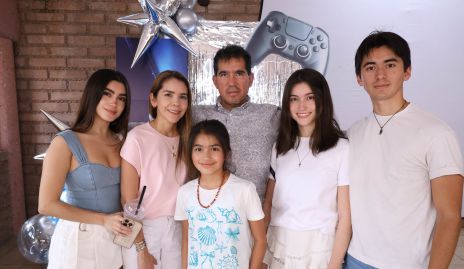  Samantha Vallejo, Aydeé Loera, Luis Vallejo, Isabella Vallejo, AydeéVallejo y Gabriel Vallejo.