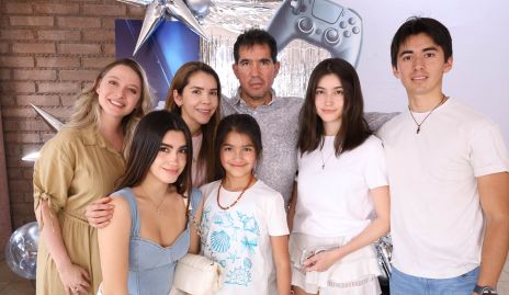 Ana Sofi, Samantha Vallejo, Aydeé Loera, Luis Vallejo, Isabella Vallejo, AydeéVallejo y Gabriel Vallejo.