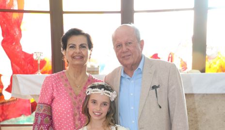  Elsa Azuara y Joel Paz Zúñiga con su nieta Elena.