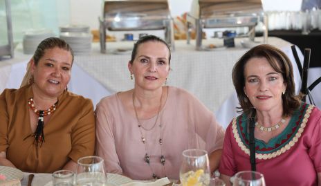  Mónica Berlanga, Gaby Gómez y Lourdes Gómez.