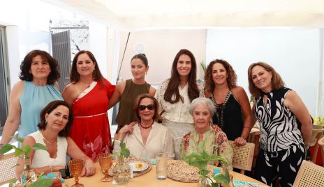 Gina Guerrero, Liliana Meade, Ana Lucía Mier, María José Rojas, Alejandra Meade, Bárbara Meade, Gina Meade, Marcela Padrón y Bárbara de la Garza.