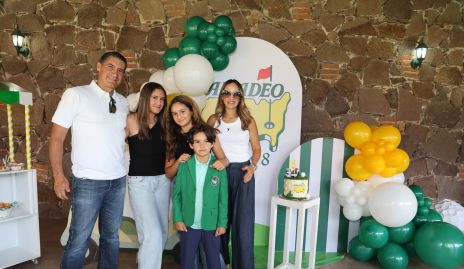  Amadeo Calzada y Alejandra Salas con sus hijos Alexa, Arantza y Amadeo.