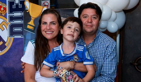  Danitza Lozano y Daniel Zollino con su hijo Diego.